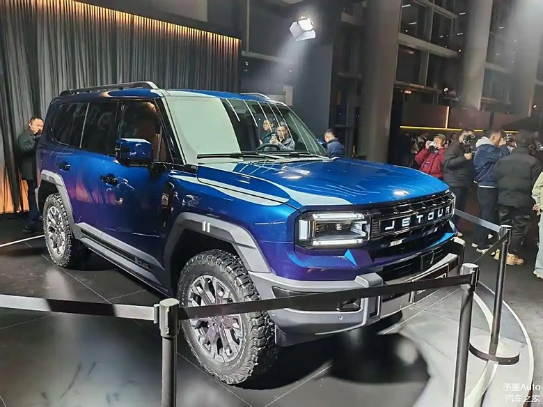 Chery и Jetour создали плавающего монстра с несущим кузовом, пневмоподвеской и запасом хода 1400 км. Представлен Zongheng G700