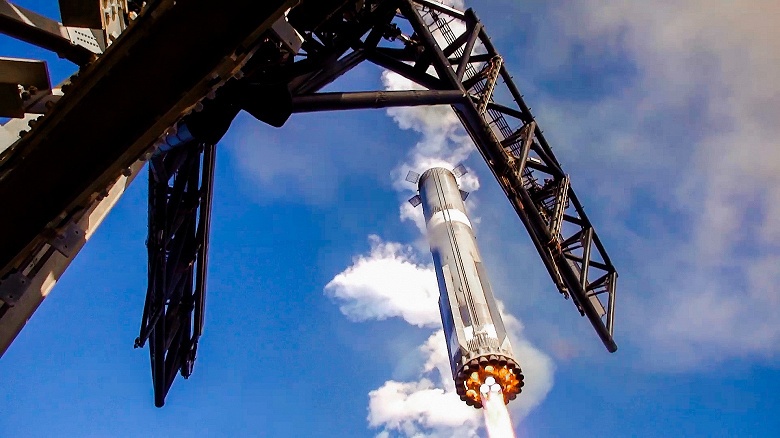 Илон Маск показал зрелищные фото Super Heavу в космосе и в ходе посадки на Mechazilla