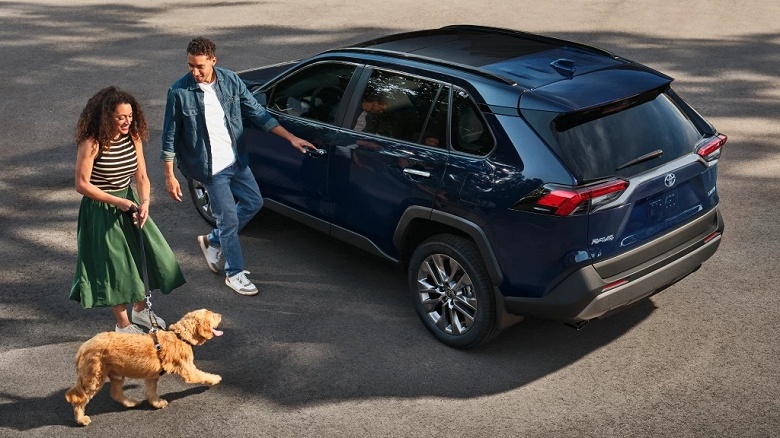 Легендарные Toyota RAV4 уже дешевле китайцев. Сотни новых машин по цене от 3,5 млн рублей появились в России - 1 Легендарные Toyota RAV4 уже дешевле китайцев. Сотни новых машин по цене от 3,5 млн рублей появились в России