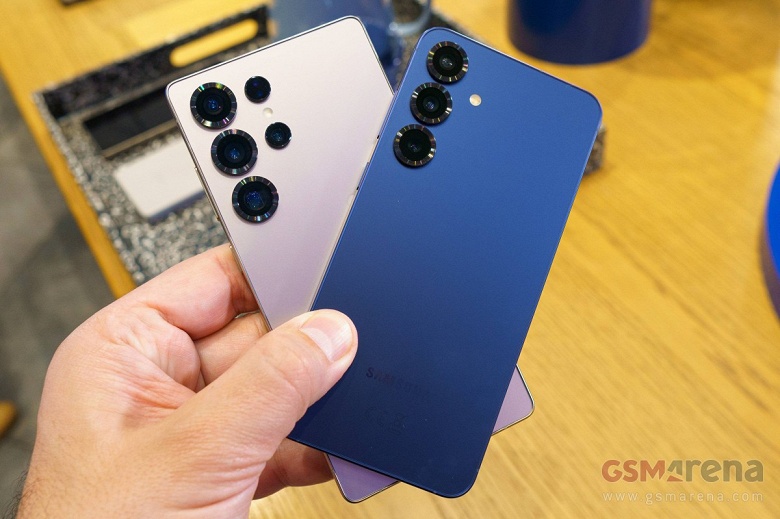 Две &laquo;ультры&raquo; в одной руке. Samsung Galaxy S25 Ultra сравнили на живых фото с Galaxy S24 Ultra и Galaxy S25 Plus сразу после премьеры