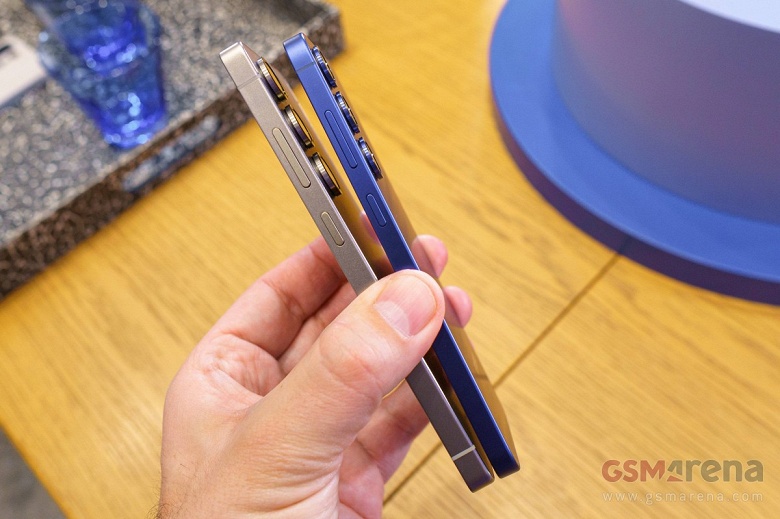 Две &laquo;ультры&raquo; в одной руке. Samsung Galaxy S25 Ultra сравнили на живых фото с Galaxy S24 Ultra и Galaxy S25 Plus сразу после премьеры