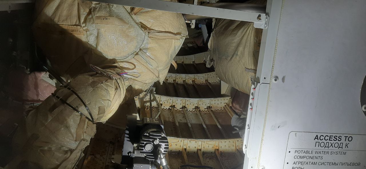 Бак слева, обмотанный