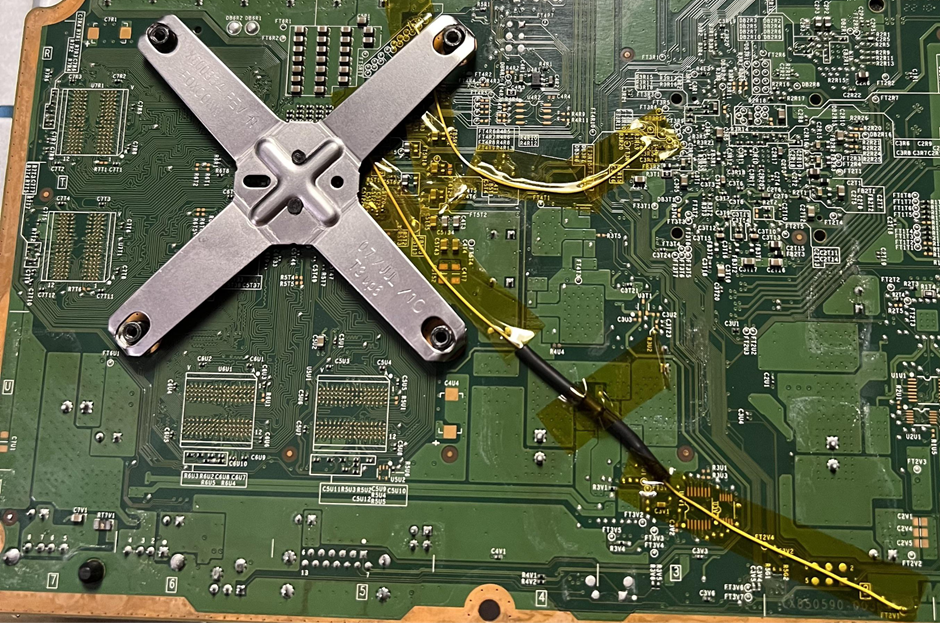 Это не провод толстый, там резистор в термоусадке спрятан    