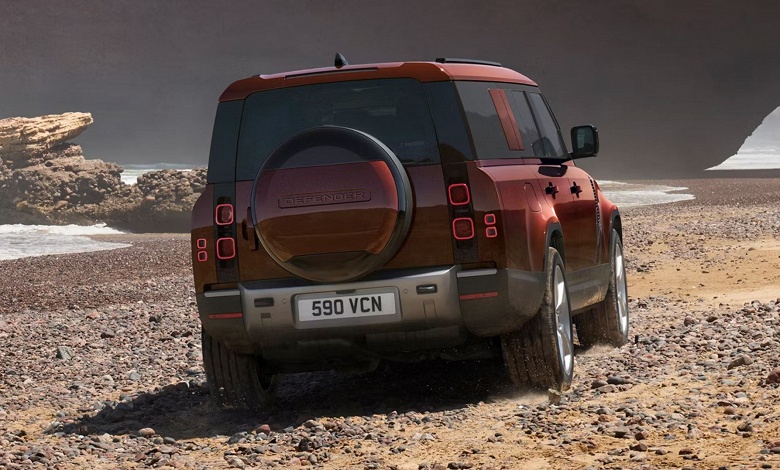Роскошный британский премиум уже в России. У дилера появился большой 8-местный Land Rover Defender 130 с 300-сильным мотором и полным приводом