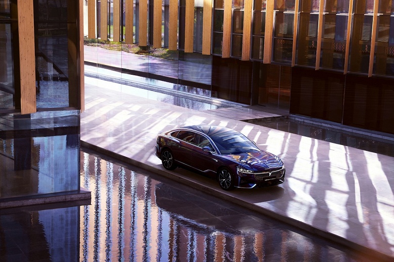 Роскошный гибридный седан с увеличенным запасом хода. Voyah Passion EVR &ndash; скоро в России