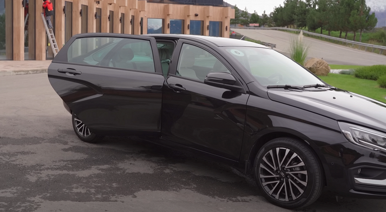 Lada Aura &mdash; в феврале, Lada Iskra &mdash; в мае. АвтоВАЗ готовит горячие новинки на экспорт