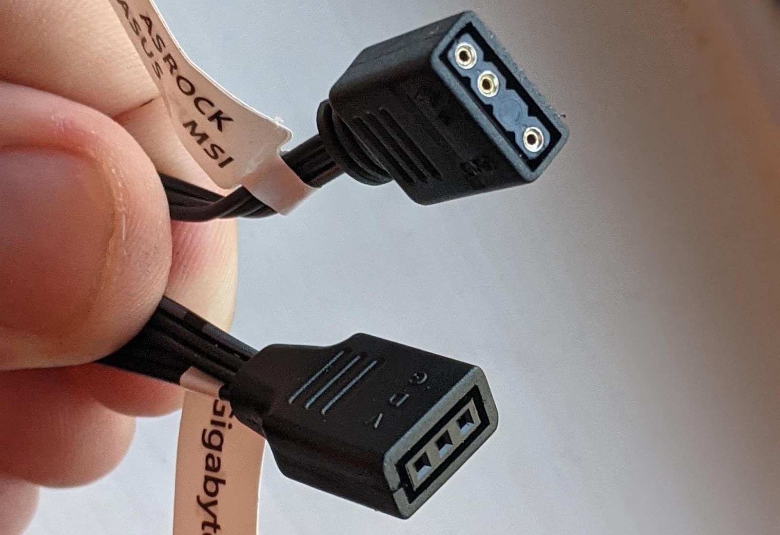 Сверху - классический ARGB-коннектор, а снизу - проприетарный. Оба эти коннектора являются 3-пиновыми и управляют ARGB-подсветкой, хотя и несовместимы на физическом уровне