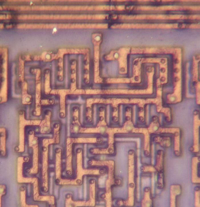 Металлический слой M1 процессора Pentium — это нижний металлический слой.