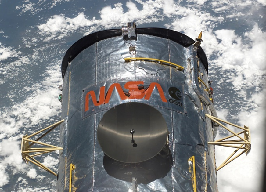 Антенна с высоким коэффициентом усиления — черная тарелка по центру, с низким коэффициентом — в правом верхнем углу, конусообразная