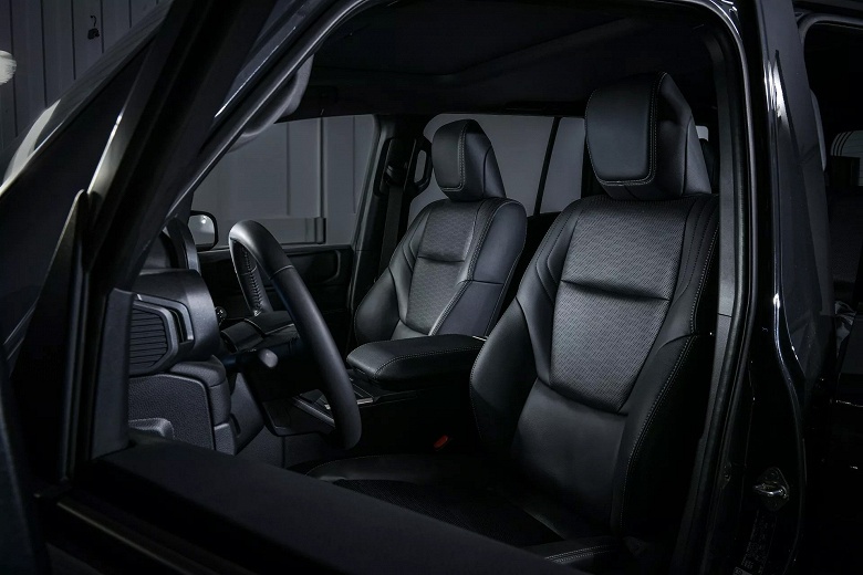 Arctic Trucks прокачала Land Cruiser Prado 250: и без того крутой внедорожник стал еще круче — он получил лифт подвески, 37-дюймовые шины и перепрофилированную раму