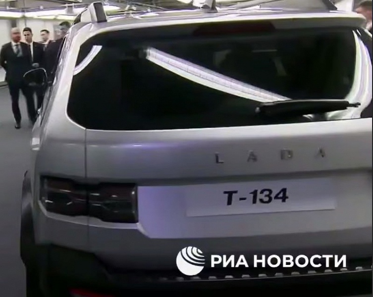 АвтоВАЗ показал Путину новую Lada T-134 и макет минивэна Lada B-Van. Они создаются на базе Lada Vesta