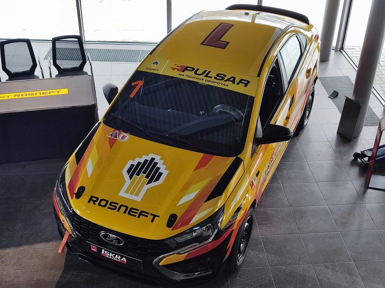 Гоночная Lada Iskra со 173-сильным мотором уже появилась в дилерском центре Lada Sport - 3 Гоночная Lada Iskra со 173-сильным мотором уже появилась в дилерском центре Lada Sport