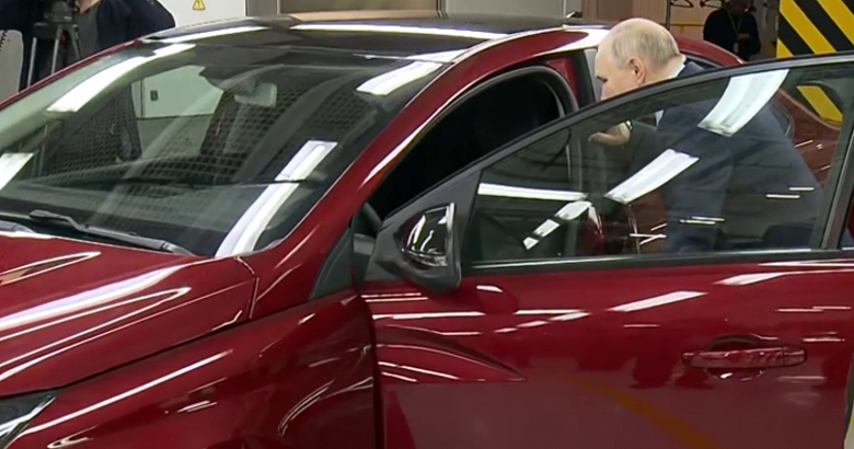 Путин прибыл на АвтоВАЗ. Ему показали предсерийную Lada Iskra - 1 Путин прибыл на АвтоВАЗ. Ему показали предсерийную Lada Iskra