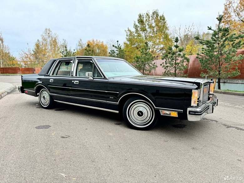 «Такая только у меня и у Майкла Джексона». Lincoln Town Car «в том состоянии, в котором машина сошла с конвейера» с маленьким пробегом продают в России