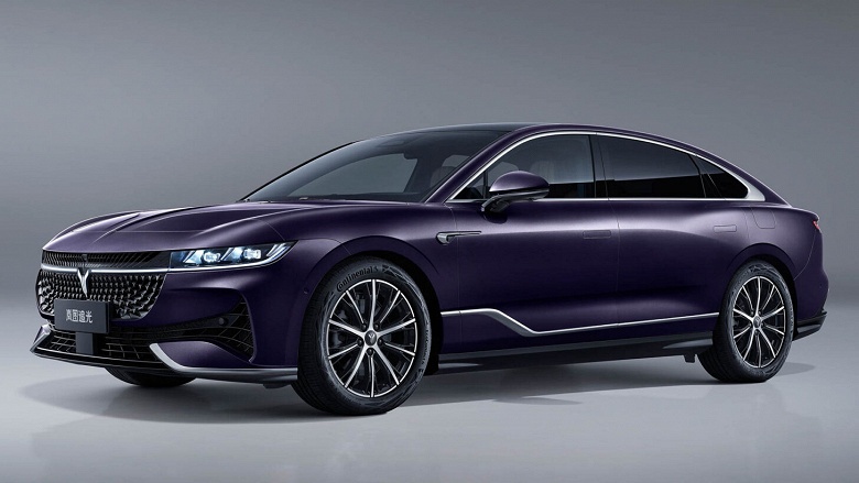 Мощнее Camry, больше Camry, роскошнее Camry &mdash; по цене Camry. Большой люксовый седан Voyah Passion оценили в 5 млн рублей, продажи стартуют в апреле