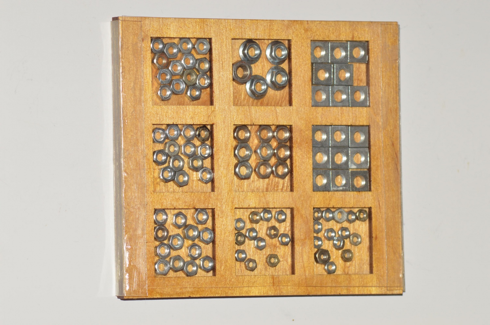 Планшетка с гайками