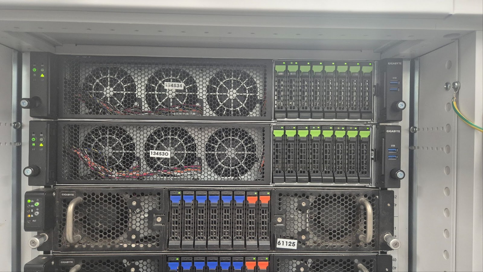 Рассматриваемые серверы - две верхних.