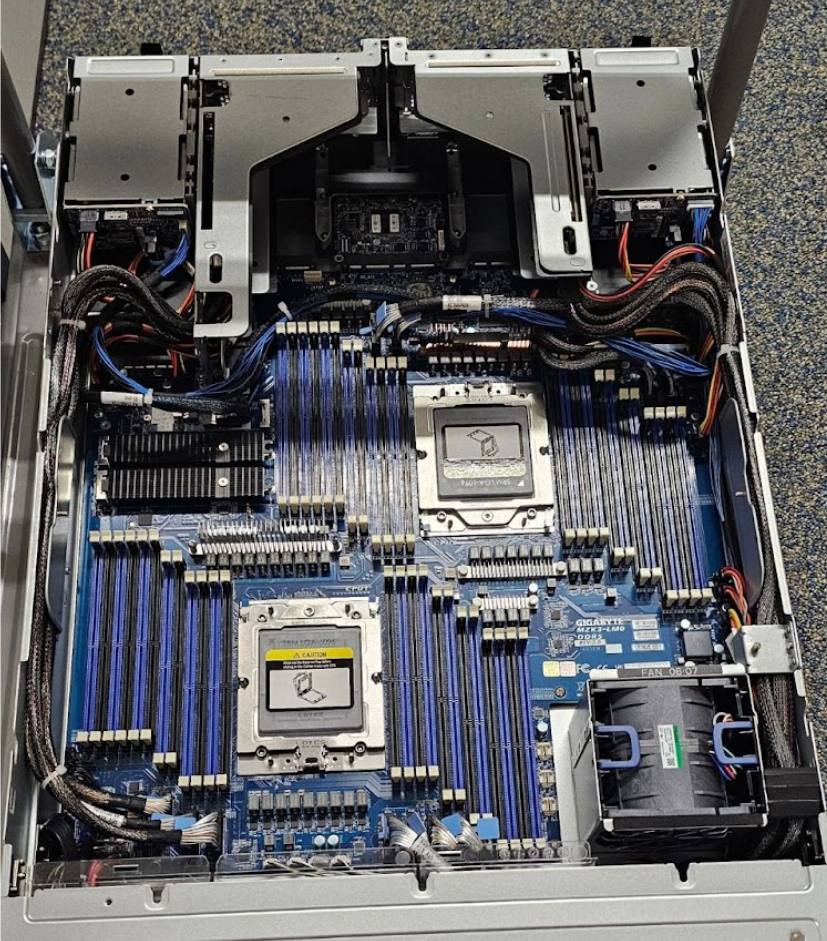 Красавец с 48 слотами памяти.