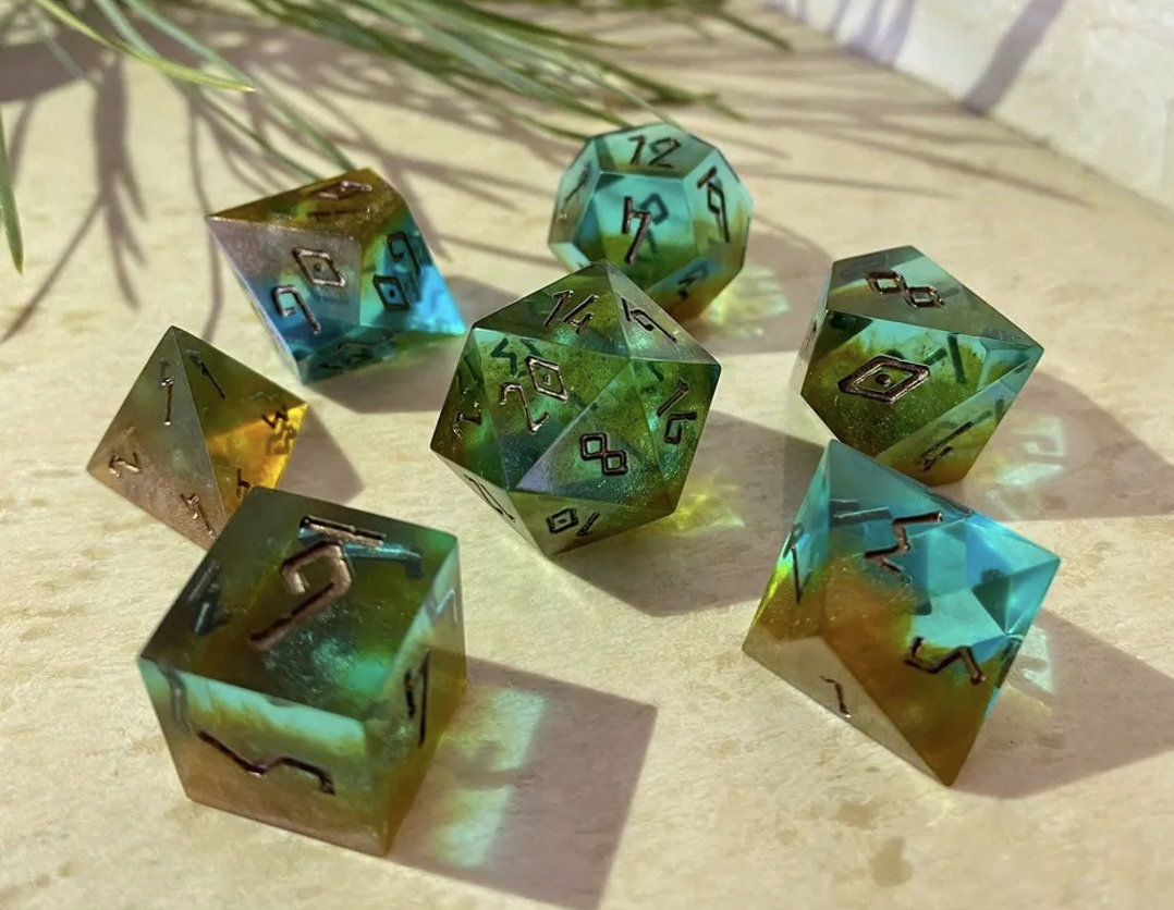 На изображении рукодельные кубики, которые я в спонтанном порыве приобрел на одном из маркетплейсов. Ни разу в реальной игре мне их бросить пока не доводилось. d20 - в центре, а d100 на самом деле - просто d10 с ещё одним нулем на каждой грани.