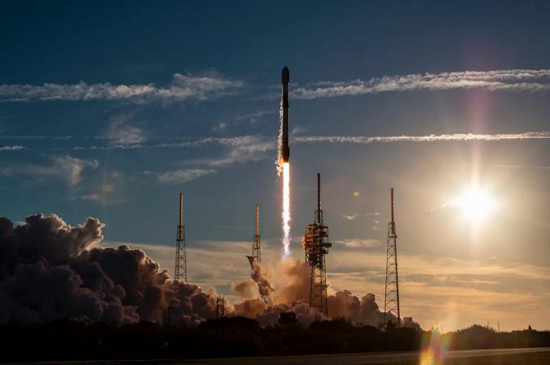 Космический затор: США не успевают готовить спутники к рекордным запускам