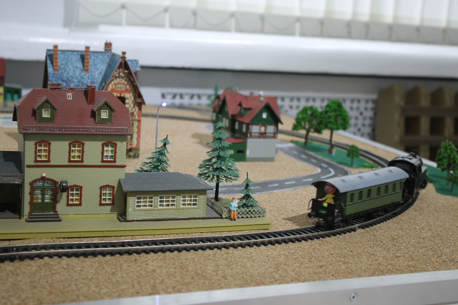 Железнодорожный игровой макет из комплектующих PIKO. 70-80-е годы ХХ века. Источник.