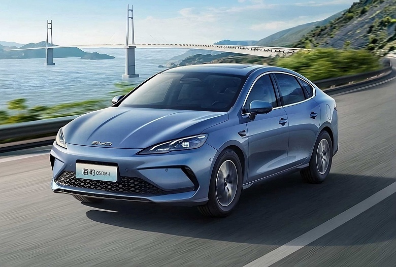 BYD меняет правила игры: новинка с запасом хода 2000 км и расходом менее 3 л на 100 км за $12 250. Седан Seal 05 DM-i поступит в продажу 10 февраля в Китае - 2 BYD меняет правила игры: новинка с запасом хода 2000 км и расходом менее 3 л на 100 км за $12 250. Седан Seal 05 DM-i поступит в продажу 10 февраля в Китае