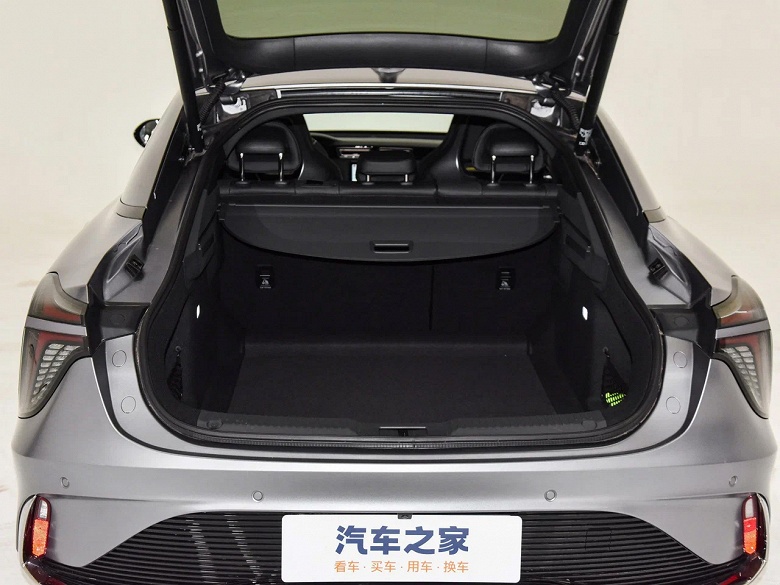 Замена Skoda Superb с 8-ступенчатым &laquo;автоматом&raquo; и 245-сильным мотором &mdash; за примерно 5 млн рублей. Дилер назвал предварительную стоимость Hongqi H6 и рассказал о позиционировании новинки