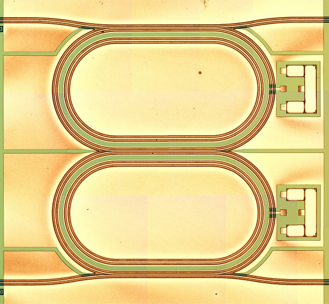 Гарвардские физики разработали двойной лазерный излучатель с необычными свойствами - 1 Гарвардские физики разработали двойной лазерный излучатель с необычными свойствами