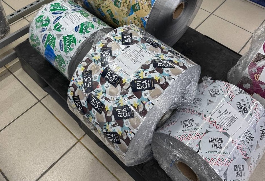 Рулоны напечатанных крышечек 