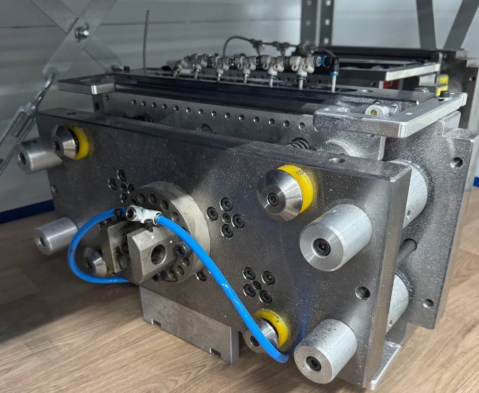 Сегодня у нас 54 штампа, потому что все производители хотят выделиться на полке и кому-то крышечки нужны круглые, кому-то квадратные, прямоугольные, треугольные и т.п. 