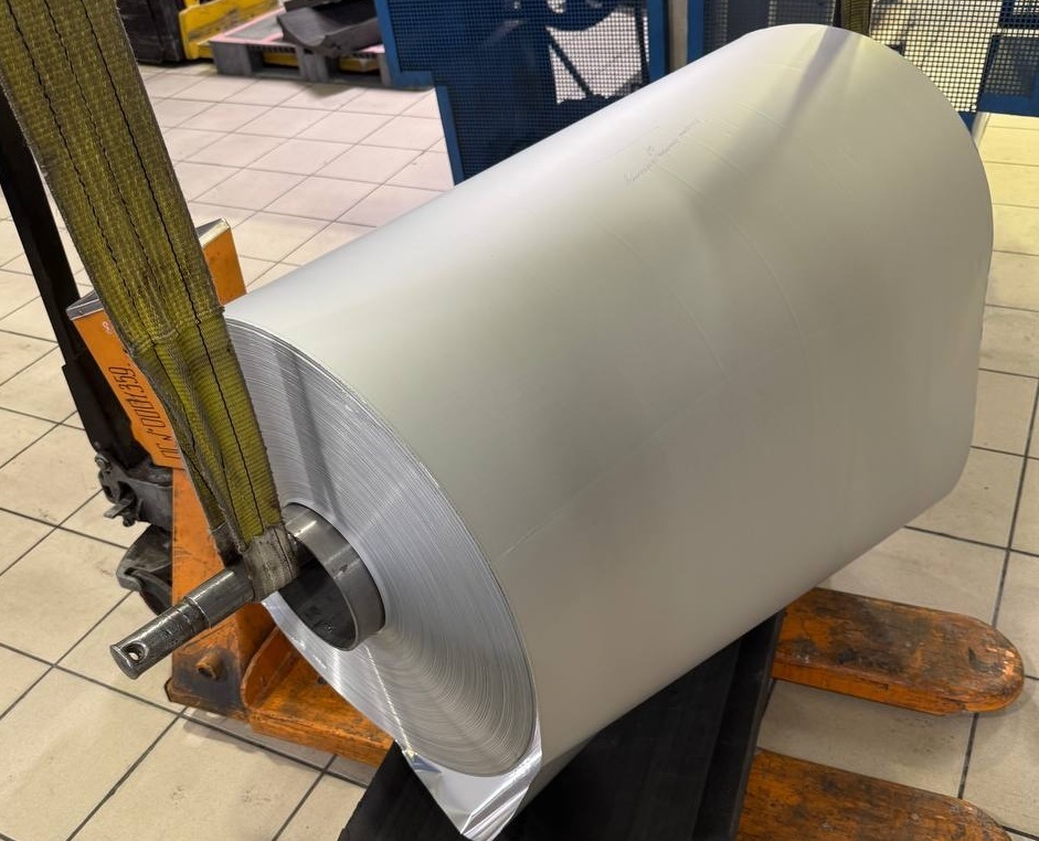 Внешне лакированная фольга напоминает обычную фольгу, но теперь она не такая блестящая. 