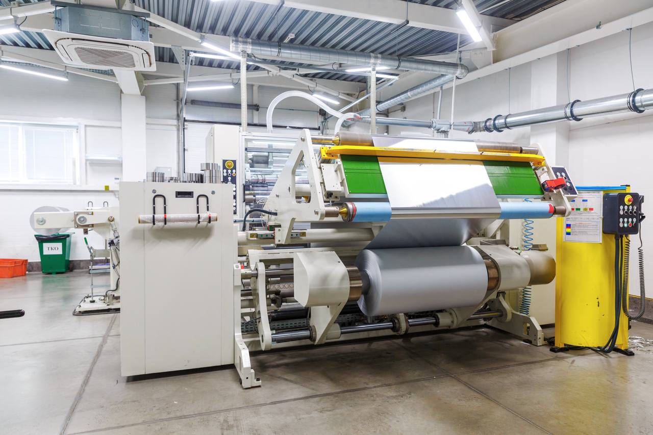 Режут на отдельном станке, стоит около 300 млн ₽ новый. 