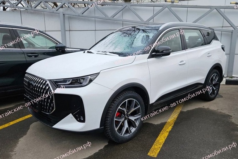 В Россию приехали новые Chery Tiggo 7L, да ещё и с физическими кнопками вместо сенсорных. Их будут продавать официально