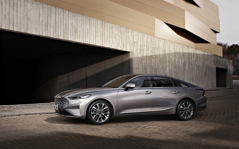 В Россию привезли Kia K8 из Казахстана