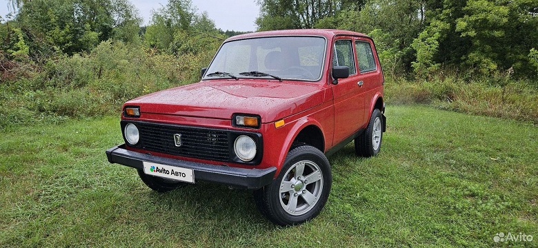 Всю жизнь простояла в гараже: почти 30-летнюю &laquo;Ниву&raquo; в идеальном состоянии отдают дешевле Niva Legend из салона