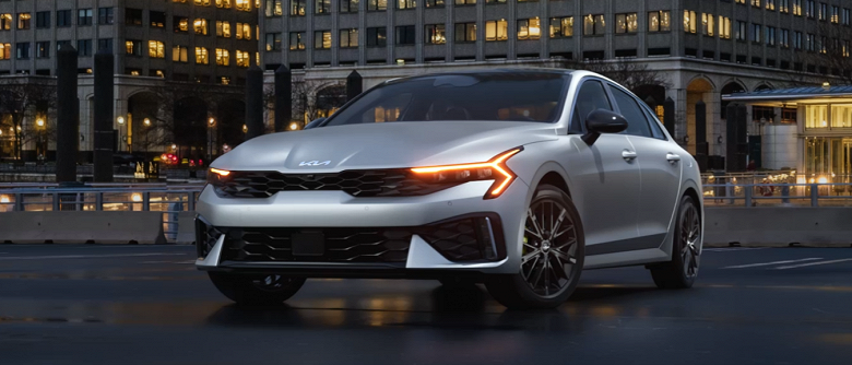 В России начали продавать Kia K5 2025 из Казахстана. Какой получилась разница