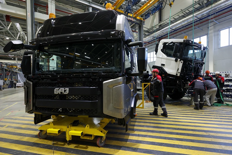 На замену Volvo, MAN, Scania и Mercedes: в России наладили производство грузовиков БАЗ с 90% отечественных комплектующих - 2 На замену Volvo, MAN, Scania и Mercedes: в России наладили производство грузовиков БАЗ с 90% отечественных комплектующих