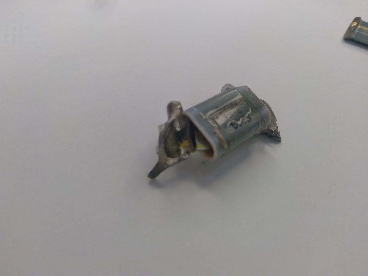 Видим что торцы выводов соединены с внутренней кассетой из пластин