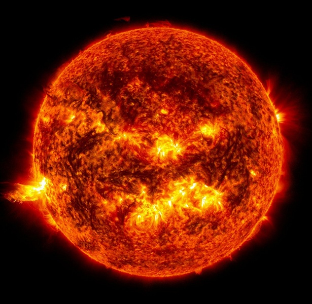 Огромная корональная дыра на Солнце не пройдет бесследно: Земле грозят магнитные бури - 1 Огромная корональная дыра на Солнце не пройдет бесследно: Земле грозят магнитные бури