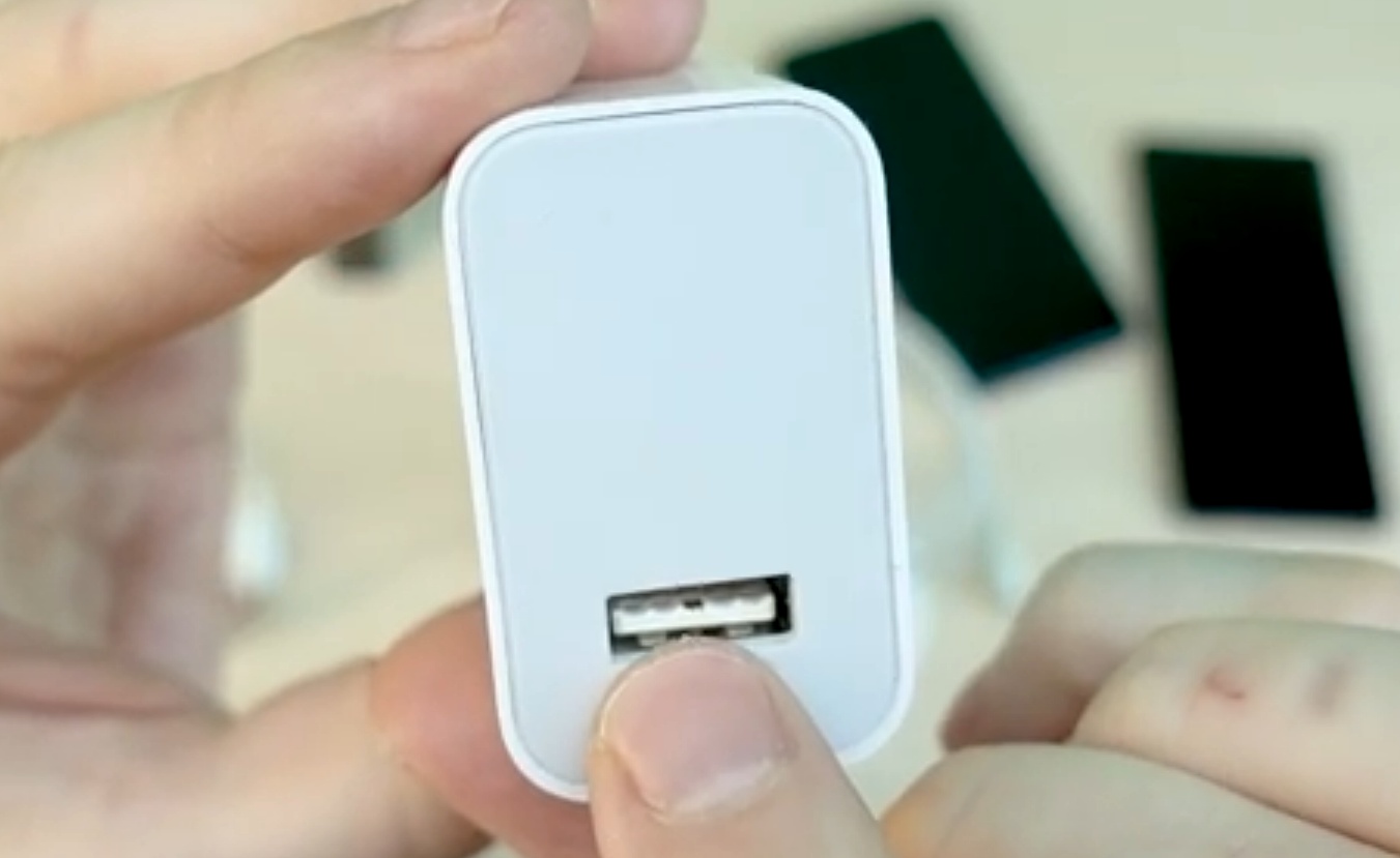 Пятый контакт в USB-разъеме оригинальной зарядки