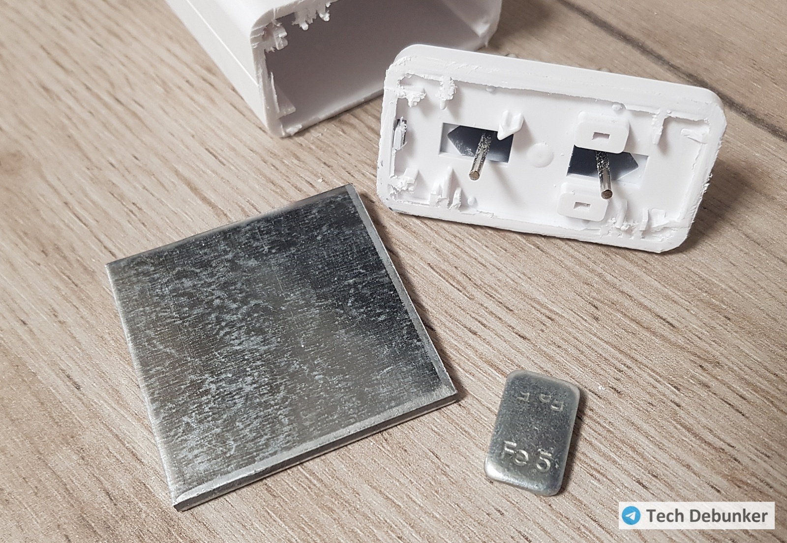 Для сравнения положил 5-граммовый грузик от другой трэшовой зарядки