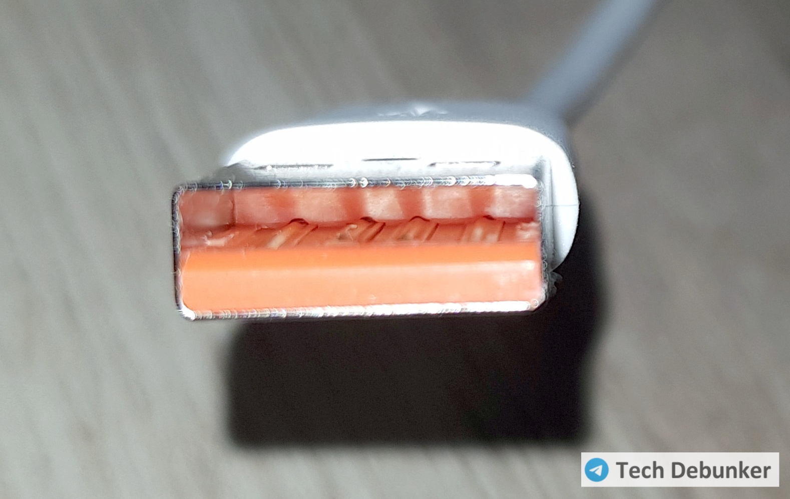 Пятый контакт должен быть в глубине посередине, но его нет