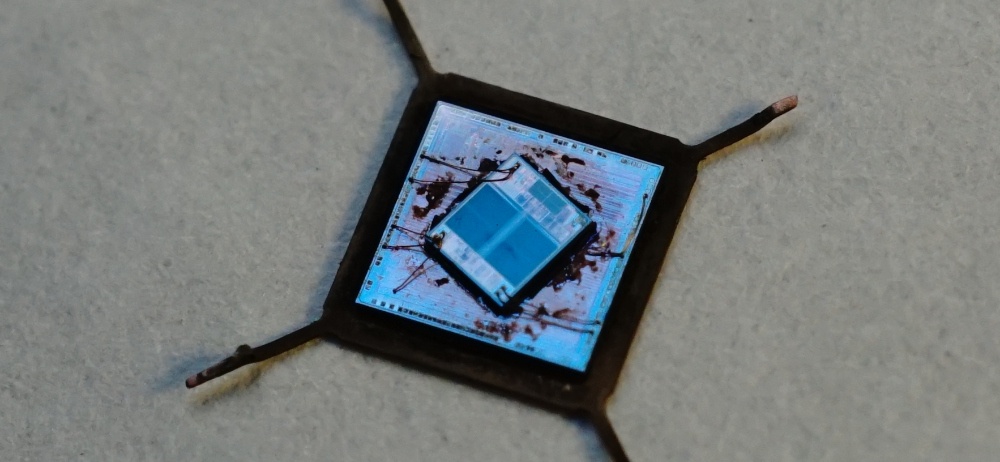 Декапсулированный микроконтроллер GD32F103. Чип состоит из кристалла логики (снизу) и кристалла флеш-памяти (сверху). Источник