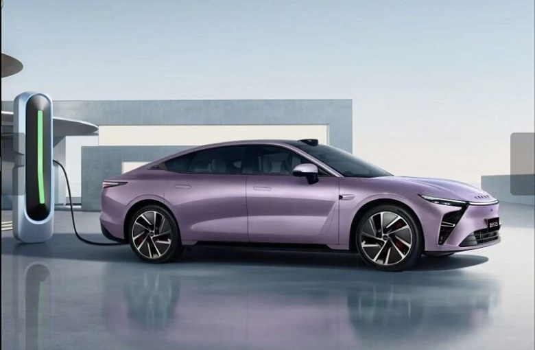 5-метровый седан с запасом хода 1645 км на замену BMW 5 серии и Mercedes-Benz E-класса, который едет в Россию. Новейший седан Exeed Exlantix ES показали перед началом продаж