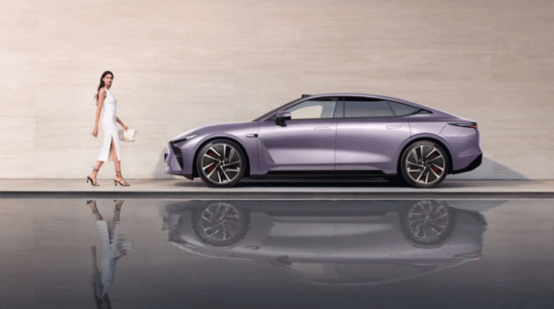 5-метровый седан с запасом хода 1645 км на замену BMW 5 серии и Mercedes-Benz E-класса, который едет в Россию. Новейший седан Exeed Exlantix ES показали перед началом продаж