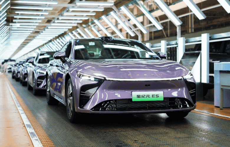 5-метровый седан с запасом хода 1645 км на замену BMW 5 серии и Mercedes-Benz E-класса, который едет в Россию. Новейший седан Exeed Exlantix ES показали перед началом продаж