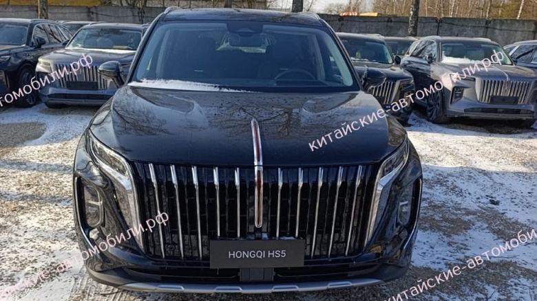 На замену BMW X7 и Audi Q7. В Россию приехал большой 7-местный кроссовер Hongqi HS7 &mdash; живые фото до премьеры
