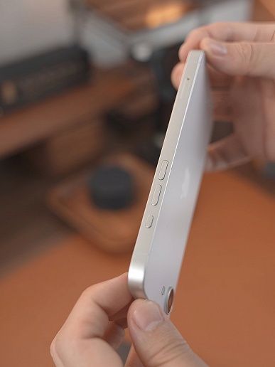 Новый iPhone впервые позирует в упаковке и в руках пользователя