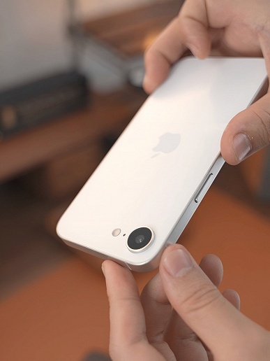 Новый iPhone впервые позирует в упаковке и в руках пользователя