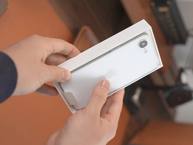 Новый iPhone впервые позирует в упаковке и в руках пользователя